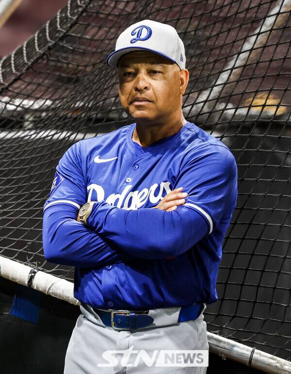 16일 서울 구로구 고척스카이돔에서 열리는 메이저리그(MLB) 월드투어 서울시리즈에 참가하는 LA다저스 데이브 로버츠 감독이 훈련을 지켜보고 있다. /사진=뉴시스
