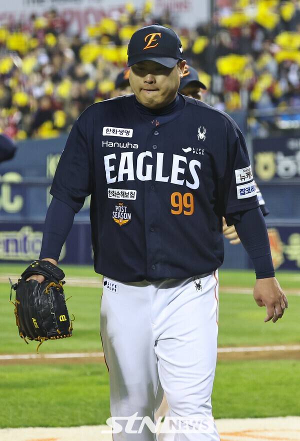 27일 오후 서울 송파구 잠실야구장에서 열린 2025 KBO 한국시리즈 2차전 한화 이글스와 LG 트윈스의 경기, 3회말 한화 류현진이 2실점하며 이닝을 마치고 더그아웃으로 들어가고 있다. /사진=뉴시스