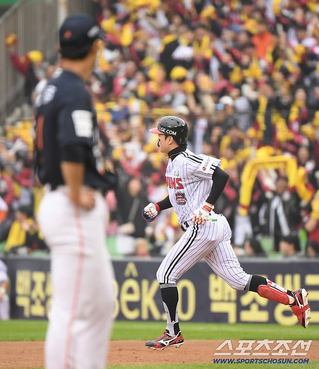 26일 서울 잠실구장에서 열린 한화와 LG의 한국시리즈 1차전. 5회말 무사 박해민이 문동주를 상대로 솔로포를 친 후 달리고 있다. 잠실=정재근 기자 cjg@sportschosun.com/2025.10.26/