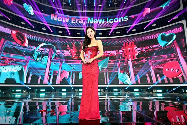 틱톡 어워즈 2025 올해의 크리에이터상을 수상한 에이미(@amyflamy1)가 수상 소감을 전하고 있는 모습. 사진=틱톡코리아