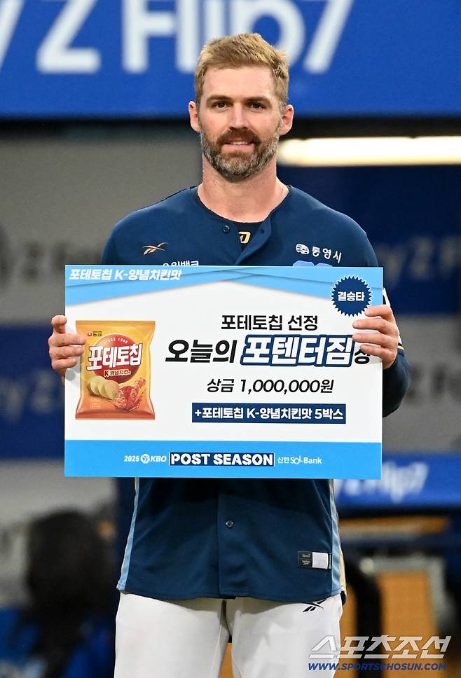 6일 대구 삼성라이온즈파크에서 열린 NC와 삼성의 와일드카드 1차전, NC가 4대1로 승리했다. 오늘의 포텐터짐 상을 수상한 데이비슨의 모습. 대구=허상욱 기자wook@sportschosun.com/2025.10.06/