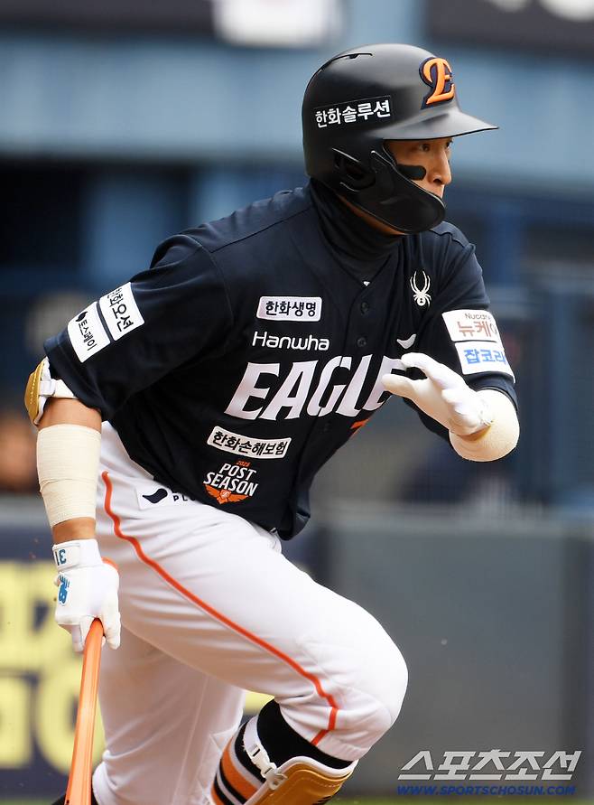 26일 잠실구장에서 열린 한국시리즈 1차전 LG 트윈스와 한화 이글스의 경기. 1회초 한화 손아섭이 안타를 날린 뒤 환호하고 있다. 잠실=박재만 기자 pjm@sportschosun.com/2025.10.26/