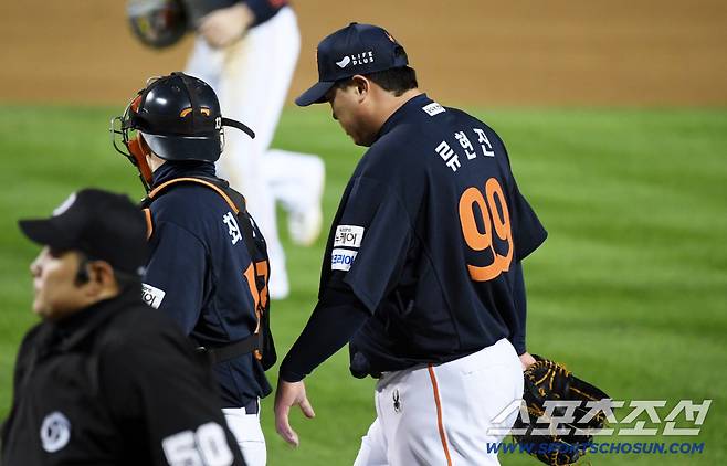 27일 잠실구장에서 열린 한국시리즈 1차전 LG 트윈스와 한화 이글스의 경기. 3회말 이닝을 마친 한화 류현진이 생각에 잠겨 있다. 잠실=박재만 기자 pjm@sportschosun.com/2025.10.27/