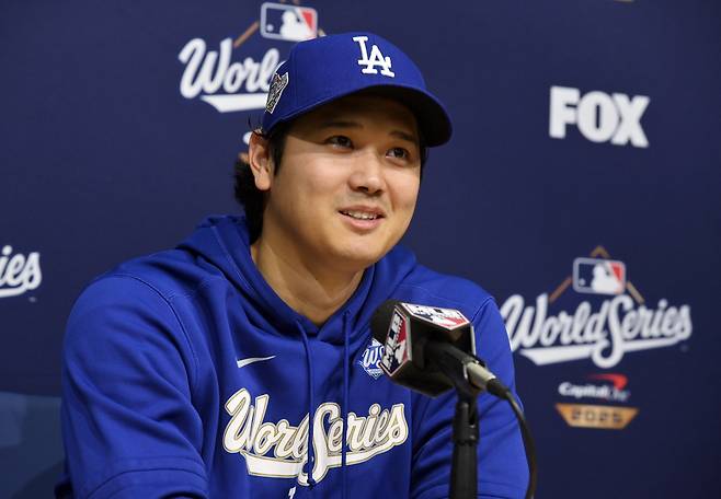 LA 다저스 오타니 쇼헤이가 27일(한국시각) 다저스타디움에서 인터뷰를 하고 있다. UPI연합뉴스