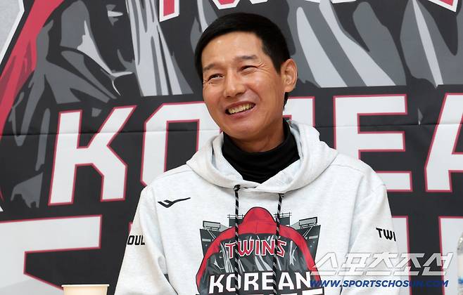 27일 잠실구장에서 열린 한국시리즈 2차전 LG 트윈스와 한화 이글스의 경기. LG 염경엽 감독이 인터뷰를 하고 있다. 잠실=박재만 기자 pjm@sportschosun.com/2025.10.27/