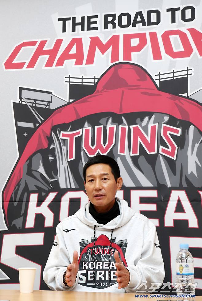 27일 잠실구장에서 열린 한국시리즈 2차전 LG 트윈스와 한화 이글스의 경기. LG 염경엽 감독이 인터뷰를 하고 있다. 잠실=박재만 기자 pjm@sportschosun.com/2025.10.27/