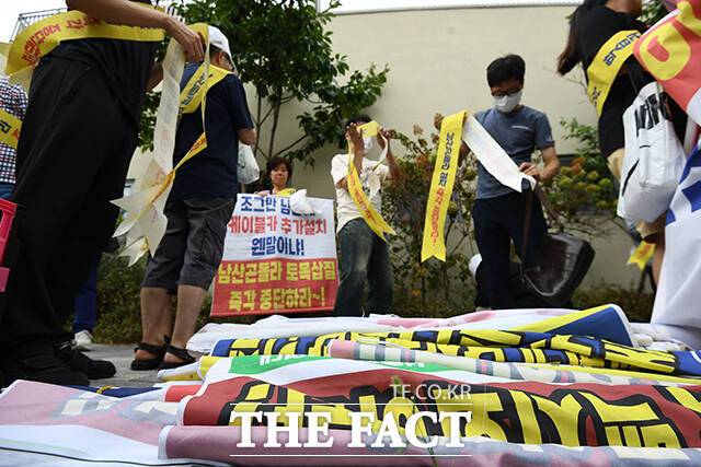 남산숲지키기 범시민연대가 지난해 9월 5일 오전 서울 중구 남산 예장공원 내 '남산 곤돌라 착공식' 행사장 앞에서 '남산 곤돌라 설치 사업 백지화' 촉구 시위를 하고 있다. /서예원 기자