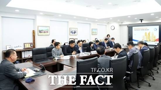 김경일 경기 파주시장을 비롯해 관련 분야 전문가, 파주문화재단 관계자 등이 지난 24일 20여 명이 참석해 경기 파주 운정중앙역 문화공연 콤플렉스의 건립 방향과 추진계획에 대한 다양한 의견을 나누고 있다. /파주시