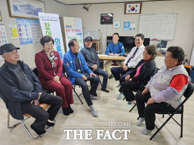 25일 청양군 비봉면 양사1리 마을회관에 김상경 청양군보건의료원 원장을 비롯한 의료진이 '농촌왕진버스'를 타고 방문해 진료, 혈액 검사, 건강 상담 등 다양한 서비스를 제공하고 있다. /청양군