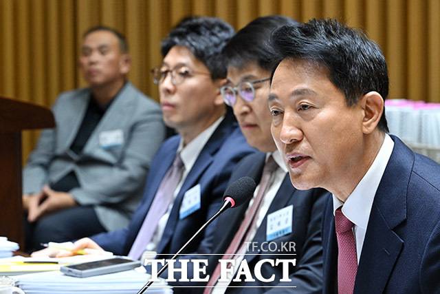 오세훈 서울시장은 23일 오전 서울 중구 서울시청에서 열린 국회 행정안전위원회의 서울시청에 대한 국정감사에서 의원 질의에 답하고 있다.