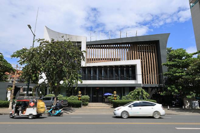 15일 오후 캄보디아 프놈펜에 위치한 범죄 단체의 자금 세탁 장소로 지목되는 후이원 모습. /박성원 기자