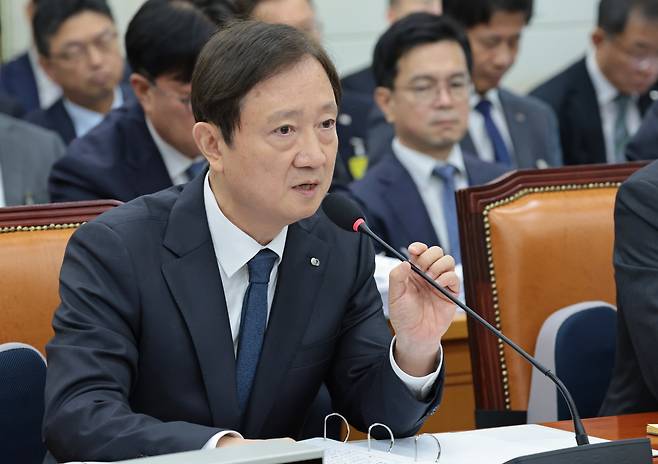 이찬진 금융감독원장이 27일 서울 여의도 국회 정무위원회에서 열린 금융위원장·금융감독원에 대한 종합감사에서 의원 질의에 답하고 있다.  /남강호 기자