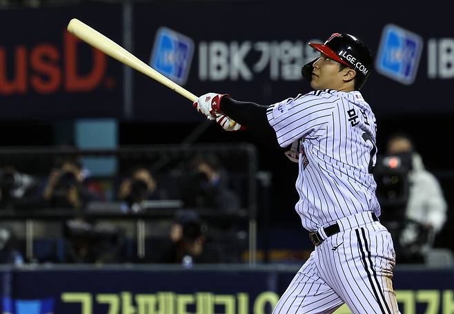 27일 오후 서울 송파구 잠실야구장에서 열린 2025 KBO 한국시리즈 2차전 한화 이글스와 LG 트윈스의 경기, 8회말 2사 1루상황 LG 문보경이 투런홈런을 치고 있다. /뉴시스
