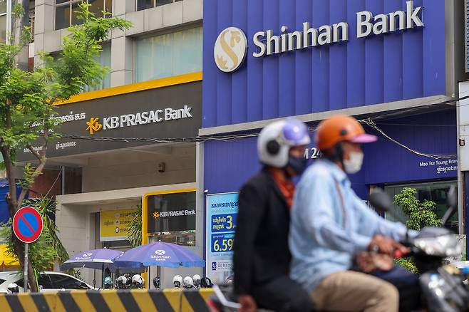 21일(현지시각) 프놈펜 시내 국내 은행 현지법인 지점들의 모습 / 연합뉴스