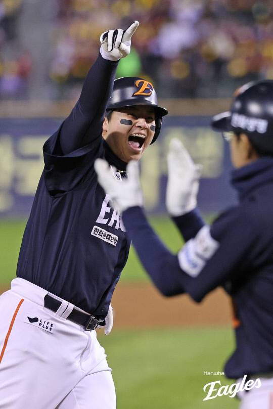 27일 서울 잠실구장에서 열린 2025 신한SOL뱅크 KBO 한화 이글스와 LG 트윈스의 한국시리즈 2차전에서 노시환이 백투백 홈런을 쏘아올리고 환호하고 있다. 한화 이글스 제공