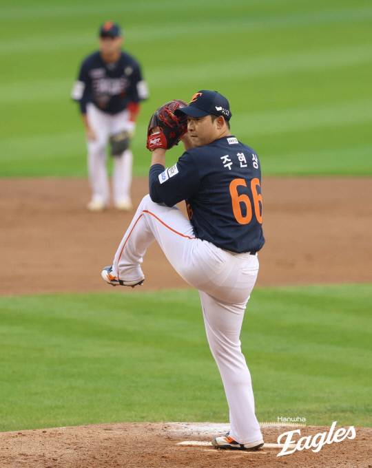 27일 서울 잠실구장에서 열린 2025 신한SOL뱅크 KBO 한화 이글스와 LG 트윈스의 한국시리즈 2차전에서 주현상이 역투하고 있다. 한화 이글스 제공