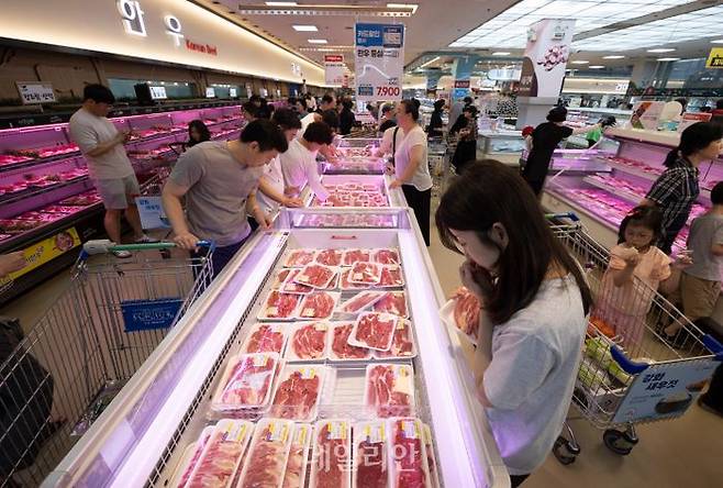고객들이 한우를 고르고 있다. ⓒ뉴시스