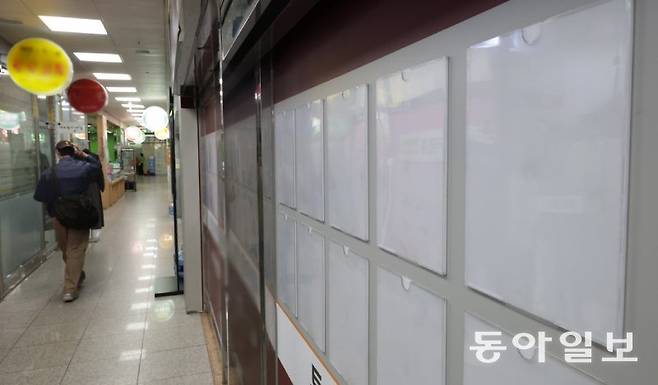 정부가 10·15 부동산 대책을 발표한 지 하루가 지난 16일 서울 마포구의 한 상가 부동산 매물 안내문이 텅 비어 있다. 해당 부동산을 운영하는 사장은 “올해 들어서 연달아 발표된 부동산 규제로 매매가가 치솟아 매물이 가뭄에 콩 나듯이 나온다”며 “기존에 올라왔던 매물도 호가가 올라가자 집주인들이 다 철회한 상태”라고 말했다. 박형기 기자 oneshot@donga.com
