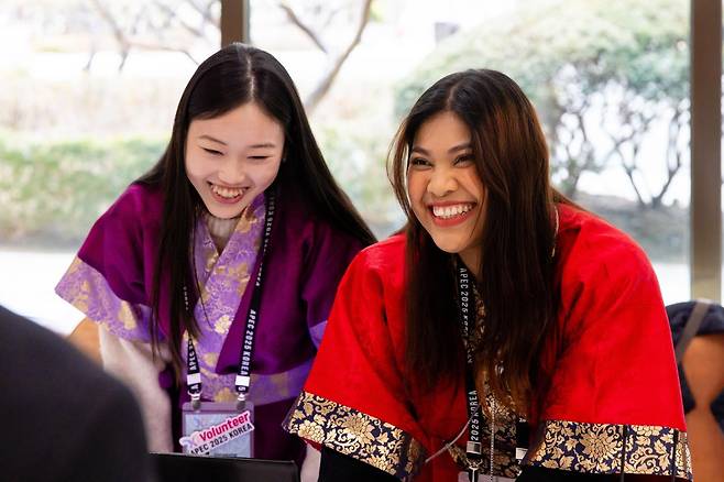Volunteers greet foreign participants with bright smiles during the first Senior Officials’ Meeting (SOM1) of the APEC Summit held in Gyeongju, North Gyeongsang Province, in March this year. They will also serve as volunteers at the APEC Leaders’ Summit later this month. Photo provided by North Gyeongsang Province