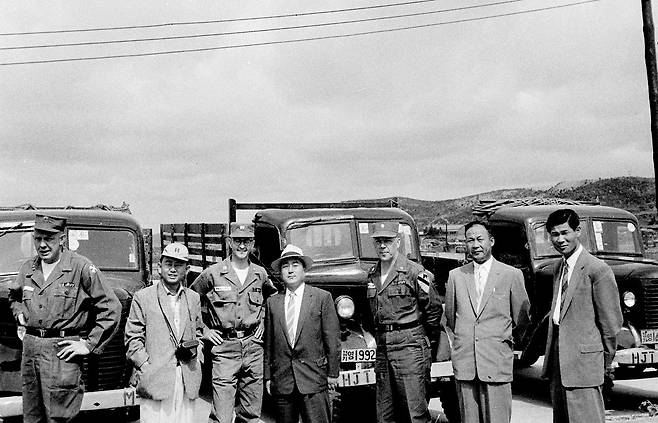 조중훈 창업주가 한진상사 창업 초창기 미군 관계자들과 찍은 사진. 한진그룹 제공