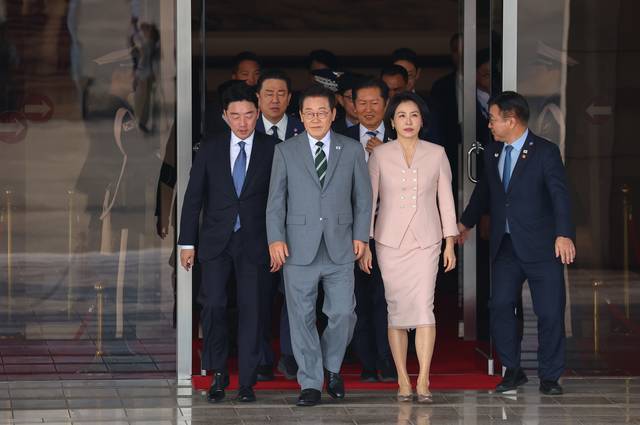 말레이시아 아세안 정상회의 참석차 출국하는 이재명 대통령과 김혜경 여사가 26일 성남 서울공항청사에서 공군 1호기로 향하고 있다.  연합뉴스