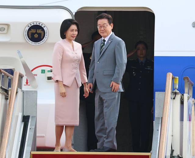 말레이시아 아세안 정상회의 참석차 이재명 대통령과 김혜경 여사가 26일 성남 서울공항에서 공군 1호기로 출국하고 있다. 연합뉴스