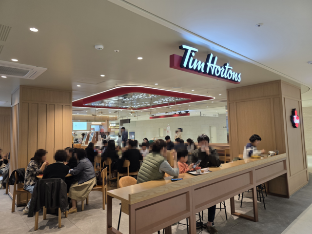 서울 강서구 마곡동 원그로브몰에 입점한 팀홀튼 매장이 고객들로 붐비고 있다. [사진= 김수연기자]