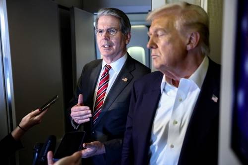 기내서 취재진 질문 받는 트럼프 미국 대통령과 베선트 재무장관. 로이터 연합뉴스