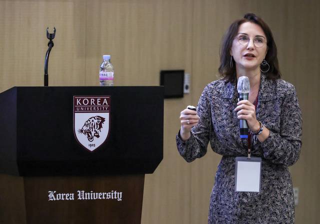 플로랑스 즈셀 미국 스탠퍼드대 교수가 27일 서울 성북구 고려대학교 SK미래관 최종현홀에서 열린 사이버보안 국제 학술대회 ‘KU-ICCSP 2025’에서 발표하고 있다. 박동욱기자 fufus@