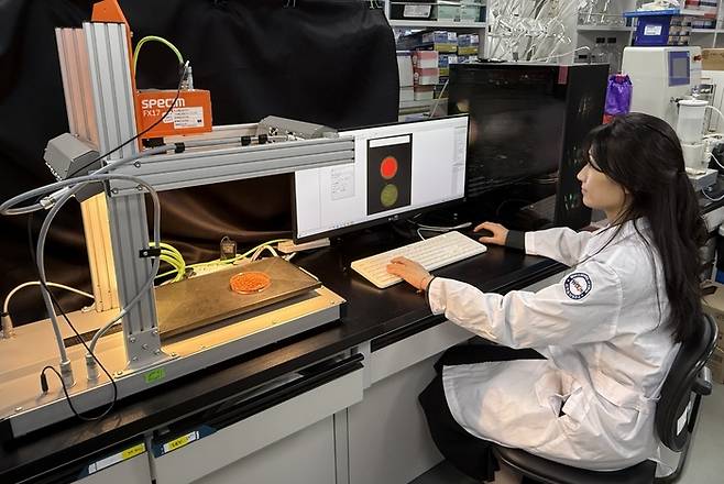 초분광 영상 촬영 중인 세계김치연구소 연구진.