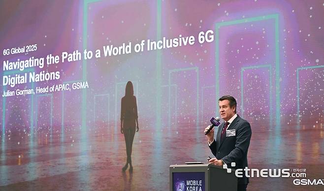 AI 시대의 6G를 이끌 글로벌 협력의 장, '모바일 코리아 2025'가 27일 서울 강서구 LG사이언스파크에서 열렸다. 줄리안 고먼 세계이동통신사업자연합회(GSMA) 아시아태평양 책임자가 기조연설 하고 있다. 박지호기자 jihopress@etnews.com