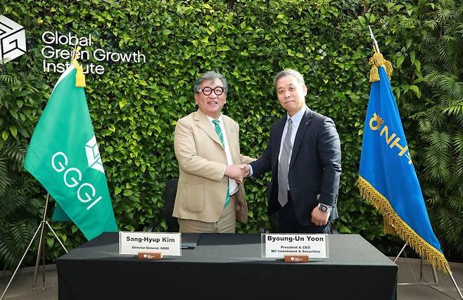 27일 서울 글로벌녹색성장기구(GGGI) 본사에서 열린 협약식에 윤병운 NH투자증권 대표이사(오른쪽)와 김상협 글로벌녹색성장기구 사무총장이 참석해 기념 촬영을 하고 있다. NH투자증권 제공