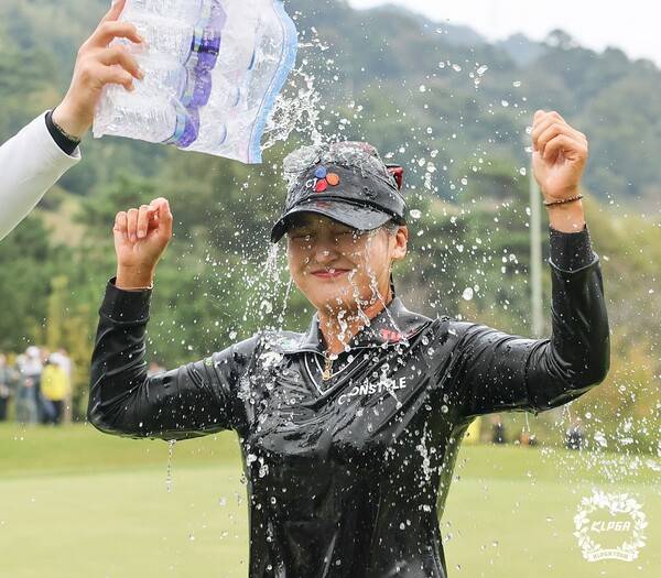 한국여자프로골프(KLPGA) 투어 2025년 신설 대회 광남일보·해피니스 오픈 우승을 차지한 리슈잉(중국)이 우승 트로피를 들고 기념 촬영하는 모습이다. 사진제공=KLPGA (사진을 무단으로 사용하지 마십시오.)