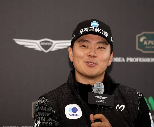 한국프로골프(KPGA) 투어와 DP월드투어가 공동 주관하는 2025년 제네시스 챔피언십 우승을 차지한 이정환 프로가 우승 인터뷰를 하는 모습이다. 사진제공=KPGA (사진을 무단으로 사용하지 마십시오.)