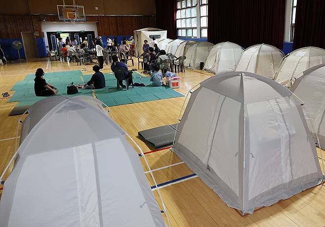 충남 예산군 고덕중학교에 마련된 이재민 대피소에서 이재민들이 휴식을 취하고 있다. 2025.7.18 (ⓒ뉴스1, 무단 전재-재배포 금지)