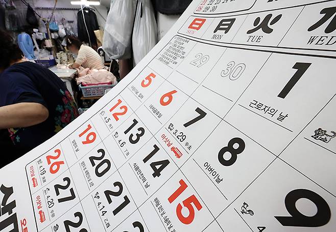 근로자의날인 1일 서울 중구 신당동의 한 봉제사업장에서 근로자들이 휴일임에도 미싱 작업을 이어가고 있다. 2024.5.1 (ⓒ뉴스1, 무단 전재-재배포 금지)