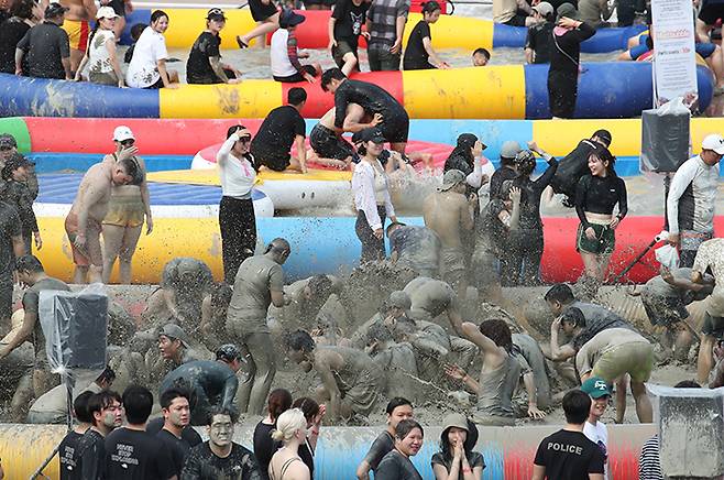 지난해 충남 보령 머드엑스포광장에서 열린 제27회 보령머드축제에서 관광객들이 즐거운 시간을 보내고 있다. 2024.7.20 (ⓒ뉴스1, 무단 전재-재배포 금지)