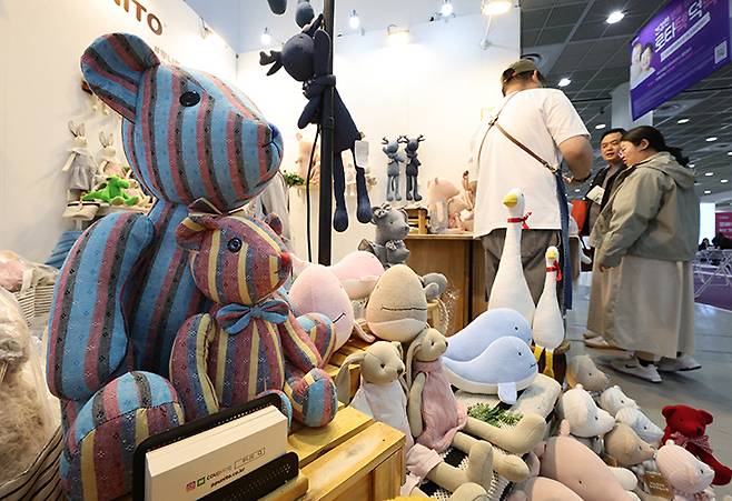 서울 강남구 코엑스에서 열린 코베 베이비페어에서 관람객들이 유아용품을 살펴보고 있다. 2025.5.1 (ⓒ뉴스1, 무단 전재-재배포 금지)