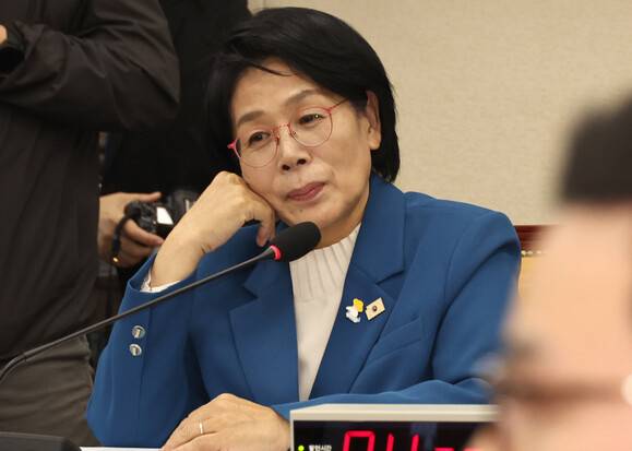 지난 23일 국회에서 열린 과학기술정보방송통신위원회의 한국방송공사 등에 대한 국정감사에서 최민희 과방위원장이 박정훈 국민의힘 의원의 최 위원장 딸 결혼식 화환요청 등에 대한 질의를 듣고 있다. 윤운식 선임기자 yws@hani.co.kr