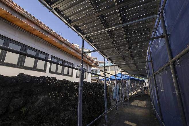 극장 주변에 철거 공사를 위한 비계가 설치돼 있다.