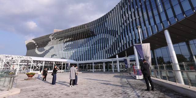 2025 경주 아시아태평양경제협력체(APEC) 정상회의를 앞둔 26일 경북 경주화백컨벤션 입구에서 외국인 방문객들이 기념사진을 찍고 있다. 뉴스1