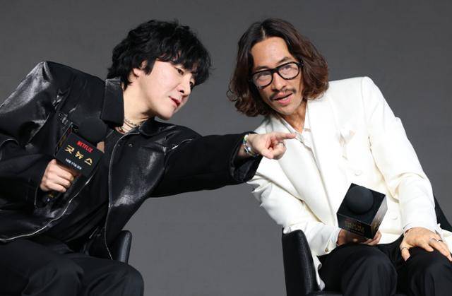 변성현 감독과 배우 류승범(오른쪽)이 넷플릭스 영화 ’굿뉴스’의 제작발표회에 참석한 모습. 뉴스1