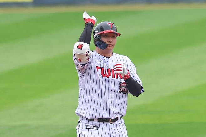 <yonhap photo-5206=""> 문보경이 26일 서울 잠실야구장에서 열린 한화와의 2025 한국시리즈 1차전 1회 말 1타점 2루타를 친 뒤 세리머니를 하고 있다. <저작권자 ⓒ 1980-2025 ㈜연합뉴스. 무단 전재 재배포 금지, AI 학습 및 활용 금지></yonhap>