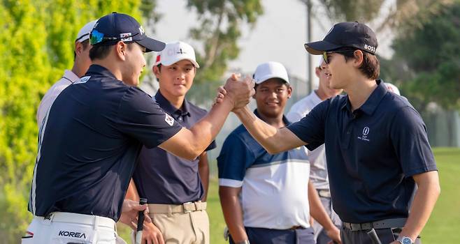 R&A 글로벌 앰버서더 송중기(오른쪽)가 대회를 앞두고 선수들과 만나고 있다. R&A 홈페이지 캡쳐