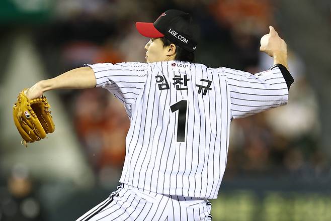 <yonhap photo-4867=""> 역투하는 LG 선발투수 임찬규 (서울=연합뉴스) 윤동진 기자 = 27일 서울 잠실야구장에서 열린 2025 프로야구 한국시리즈 한화 이글스 대 LG 트윈스 2차전. 1회 초 LG 선발투수 임찬규가 역투하고 있다. 2025.10.27 mon@yna.co.kr/2025-10-27 18:54:56/ <저작권자 ⓒ 1980-2025 ㈜연합뉴스. 무단 전재 재배포 금지, AI 학습 및 활용 금지></yonhap>