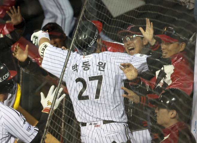 kt위즈와 LG 트윈스의 2023 KBO 한국시리즈 2차전 경기가 8일 오후 서울 잠실야구장에서 열렸다. LG 박동원이 8회 좌중간 2점 홈런을 날리고 염경엽 감독과 기뻐하고 있다. 잠실=정시종 기자 capa@edaily.co.kr /2023.11.08.