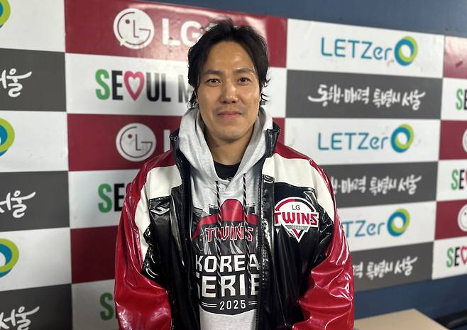 김진성이 27일 잠실구장에서 열린 한화와의 한국시리즈 2차전 승리 후 인터뷰를 하며 환하게 웃고 있다. 잠실=이형석 기자&nbsp;