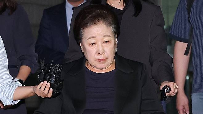 한학자 통일교 총재가 22일 서울중앙지법에서 구속 전 피의자 심문(영장실질심사)을 마친 뒤 법정을 나서고 있다. 2025.9.22 [공동취재]