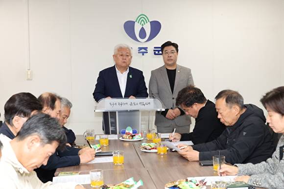 황인홍 군수가 무주형 기본소득 추진 계획을 밝히고 있다. [사진=무주군]