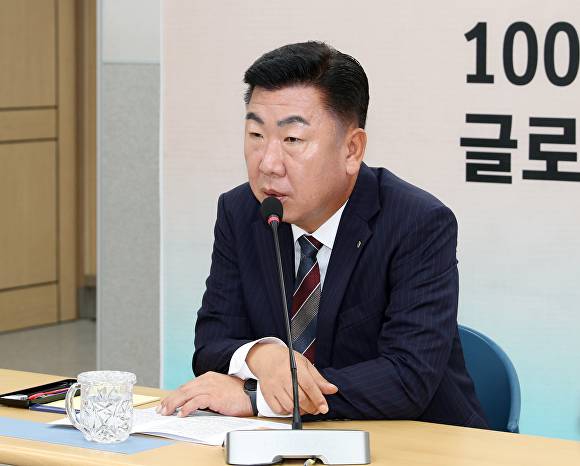 이범석 청주시장이 27일 시청 임시청사에서 월간업무보고회를 주재하고 있다. [사진=청주시]